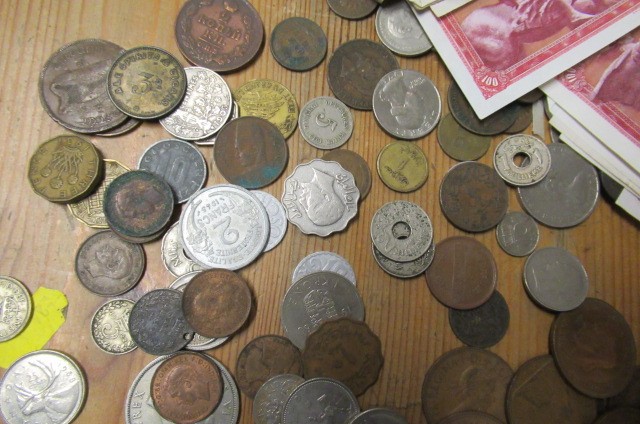 BAG OF COINS AND NOTES Image