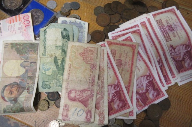 BAG OF COINS AND NOTES Image