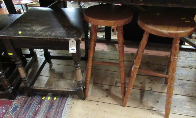 PAIR OF STOOLS AND AN OAK TROLLEY Image