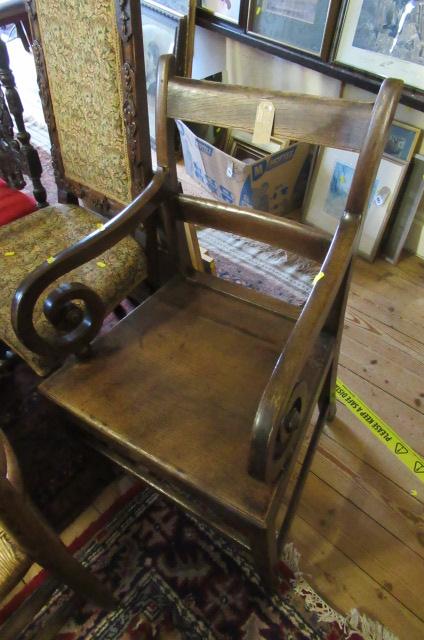 OAK ELBOW CHAIR Image