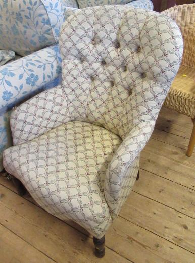 BUTTON BACK CHAIR Image