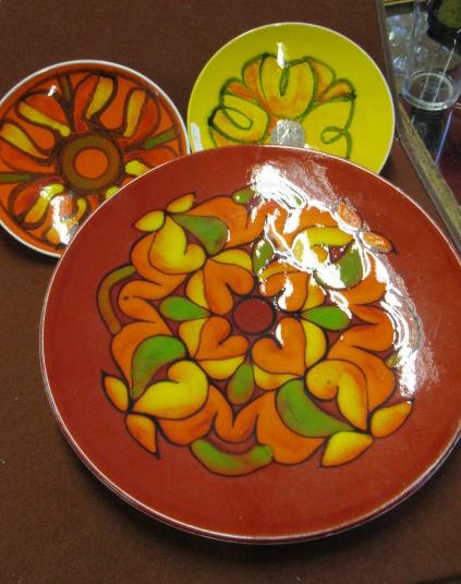 RETRO 1970S CHARGER AND TWO PLATES Image