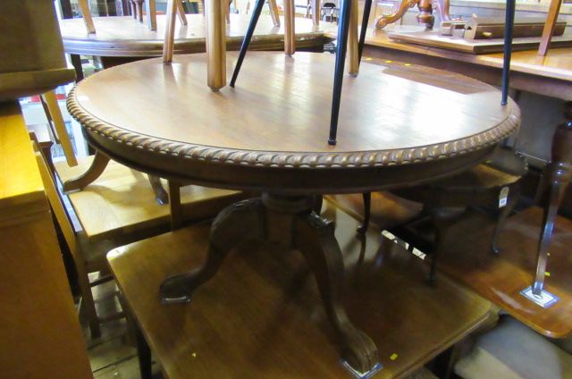 CIRCULAR TABLE Image