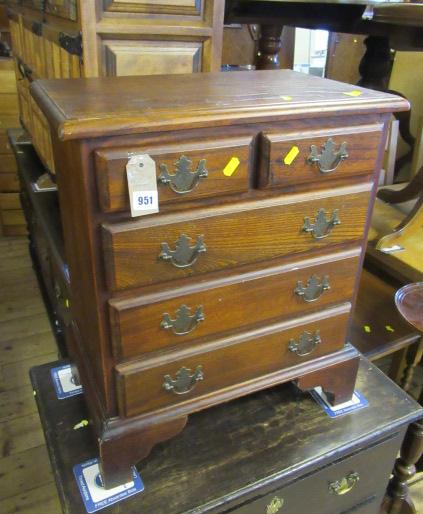 SMALL CHEST OF DRAWERS Image