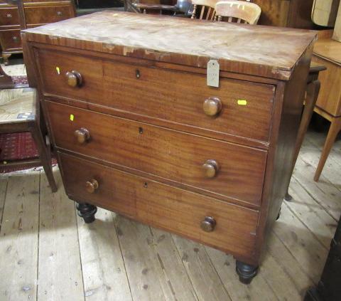 MAHOGANY CHEST OF DRAWERS Image