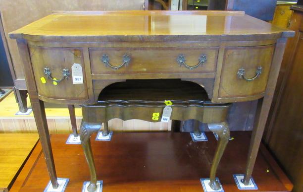 DRESSING TABLE Image