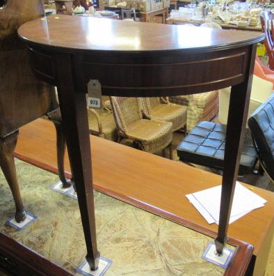 DEMI LUNE TABLE Image