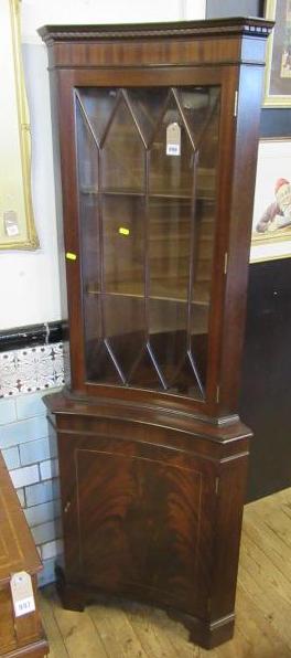CONCAVE FRONT CORNER DISPLAY CABINET Image