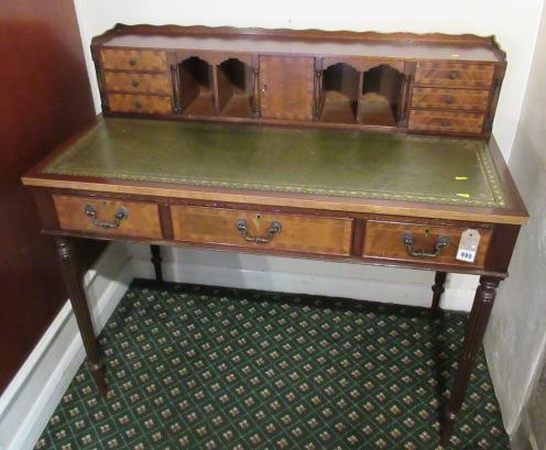MAHOGANY LEATHER TOP DESK Image