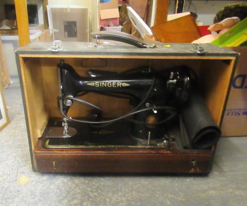 CASED SINGER SEWING MACHINE Image