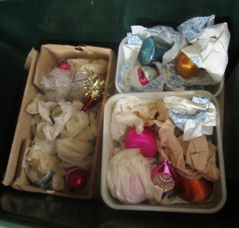 BOX OF VINTAGE CHRISTMAS DECORATIONS Image