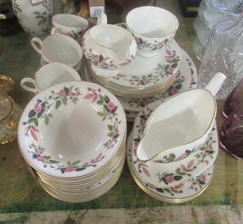 PINK HATHAWAY ROSE PATTERN DINNER SERVICE Image