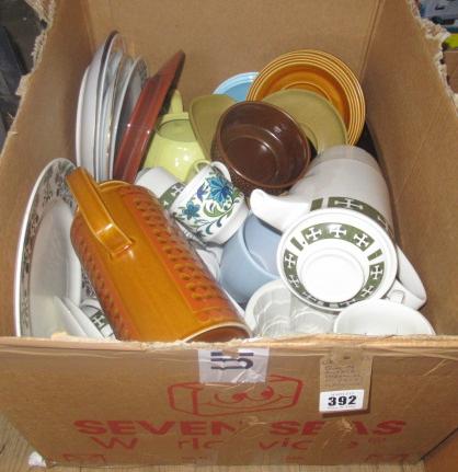 BOX OF VINTAGE CERAMICS INCLUDING DENBY AND WEDGWOOD Image