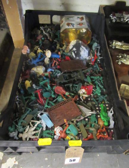 TRAY OF PLASTIC TOY SOLDIERS ETC Image