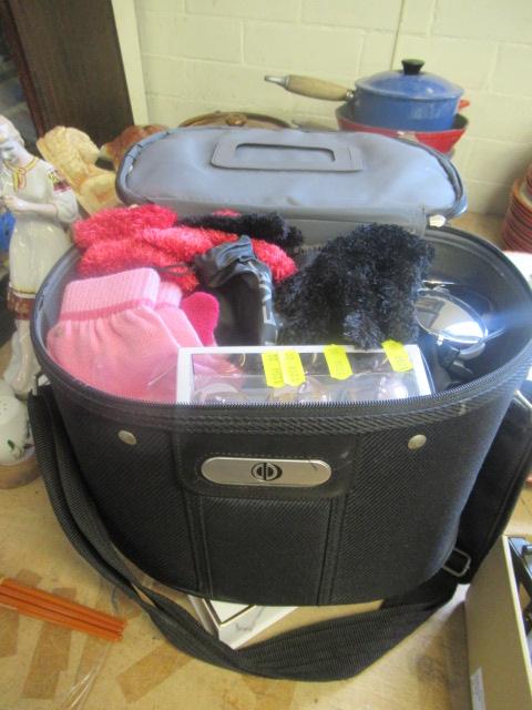 VANITY CASE AND CONTENTS Image