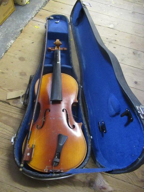 VIOLIN IN HARD CASE Image