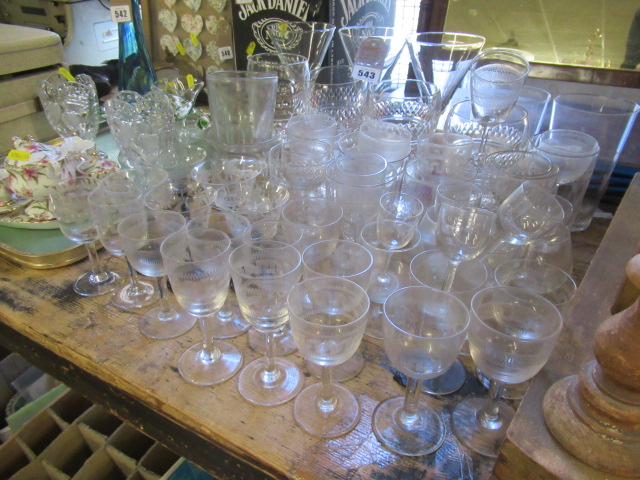 QUANTITY OF VINTAGE GLASSWARE Image