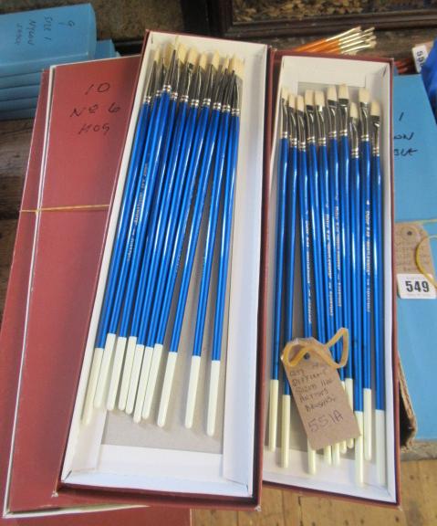 QUANTITY OF ASSORTED SIZE HOG ARTISTS BRUSHES Image