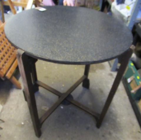 FOLDING CIRCULAR TOP TABLE Image