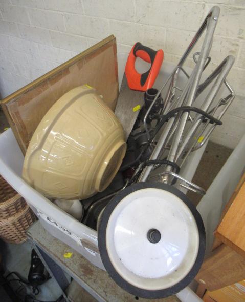 BOX OF MISCELLANEOUS INCLUDING MIXING BOWL ETC Image