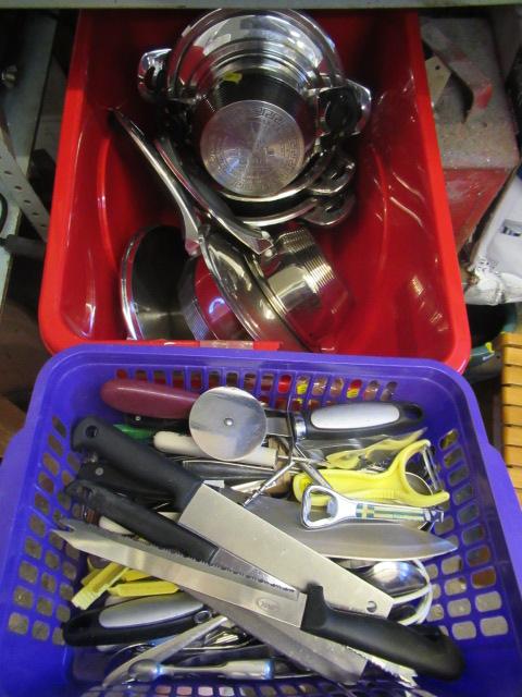 BOX OF KITCHENWARE Image