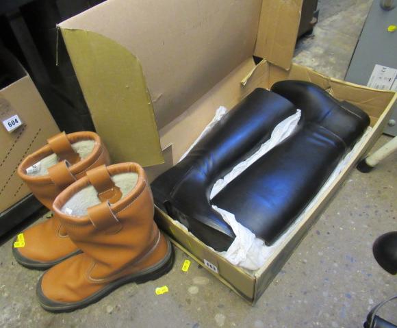 BOX OF HARRY HALL SIZE 7 RIDING BOOTS AND RIGGER WORK BOOTS Image