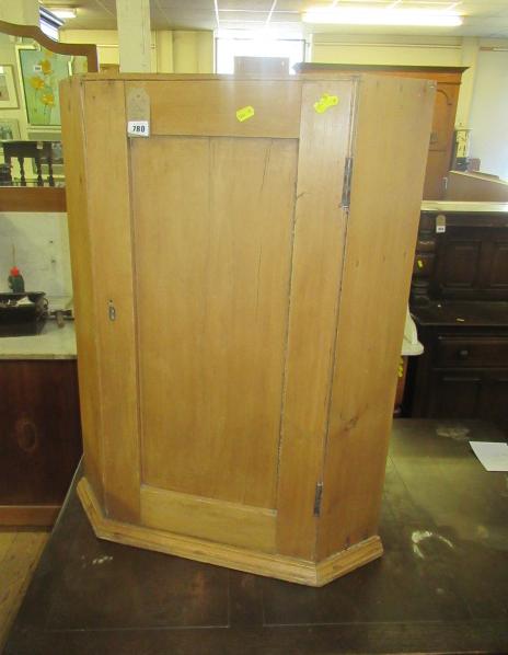 PINE CORNER CABINET Image