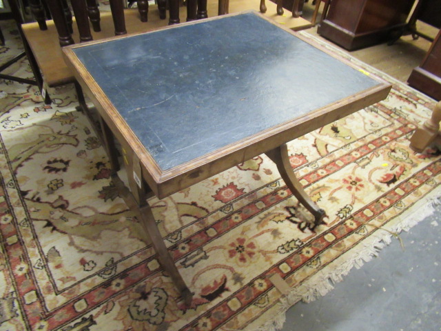 OCCASIONAL TABLE Image