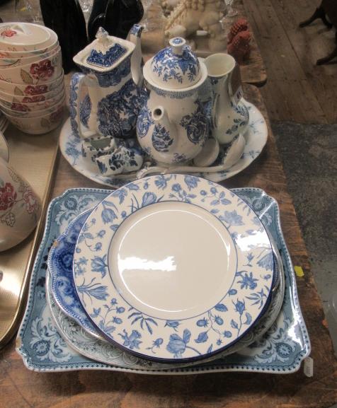 QUANTITY OF BLUE AND WHITE CERAMICS INCLUDING MASONS Image