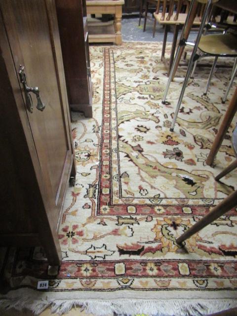 LARGE CREAM AND RED PATTERNED RUG Image