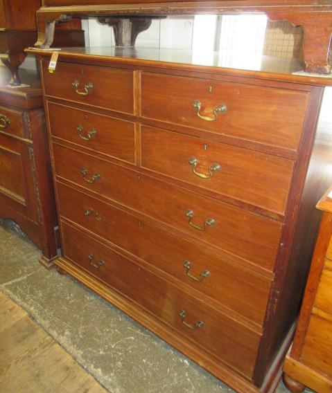 MAHOGANY CHEST OF DRAWERS Image