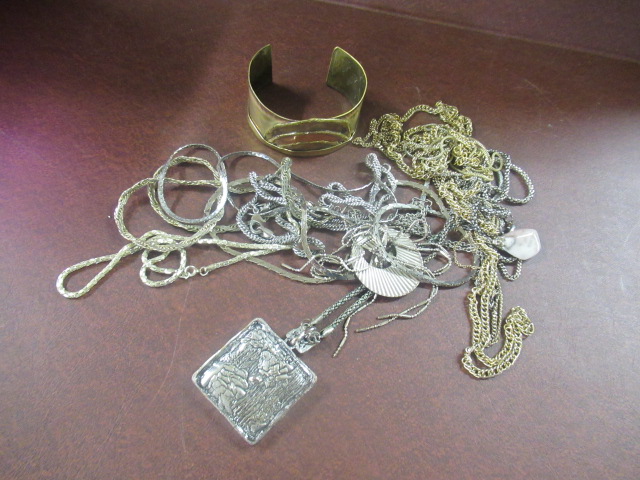 BOX OF WHITE GOLD METAL CHAINS ETC Image