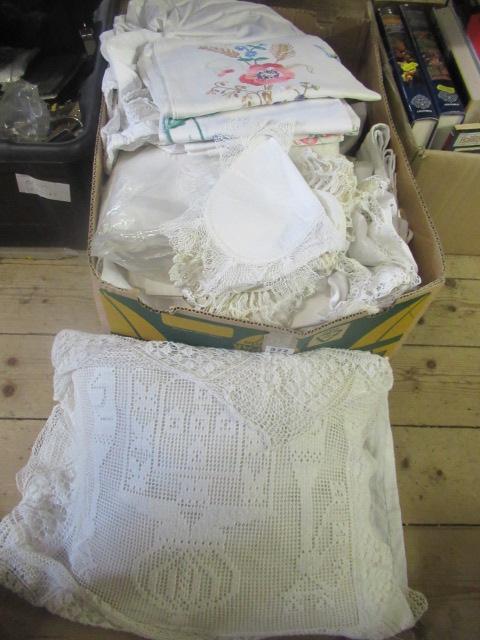 BOX OF LINEN ETC Image