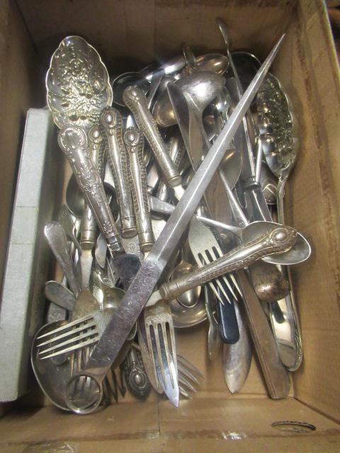 BOX OF EPNS INCLUDING SILVER HANDLED CUTLERY Image