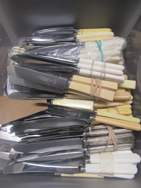 LARGE QUANTITY OF KNIVES Image