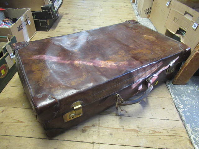 VINTAGE LEATHER SUITCASE Image