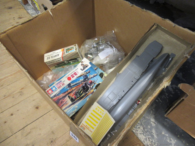 BOX OF VARIOUS PLASTIC TOY KITS Image