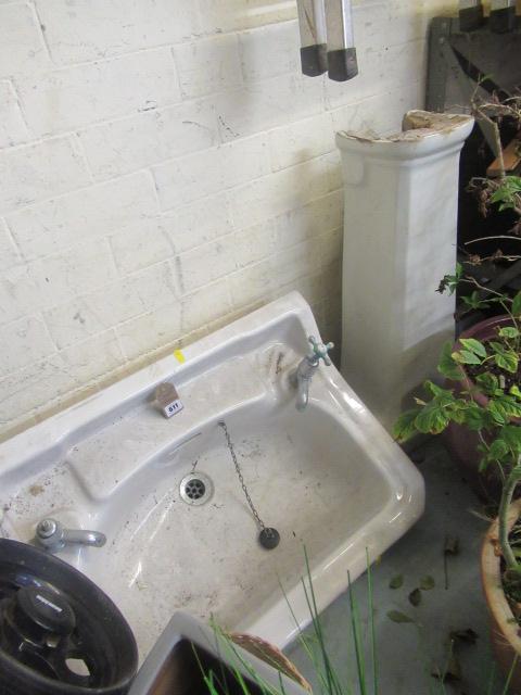 VITNAGE SINK WITH PEDESTAL Image