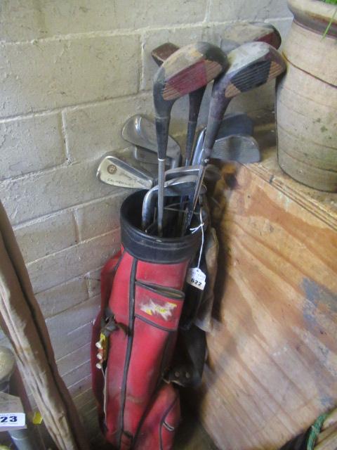 RED GOLF BAG WITH CLUBS Image