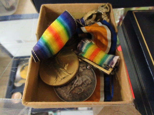 QUANTITY OF WW1 MEDALS INCLUDING LANCASHIRE REG AND SERVICES RENDERED BADGE Image