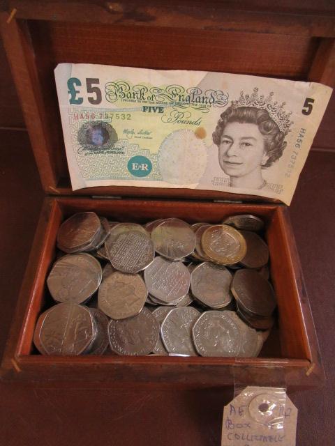 BOX OF COLLECTABLE 50P AND £2 COINS AND A £5 BANK NOTE Image
