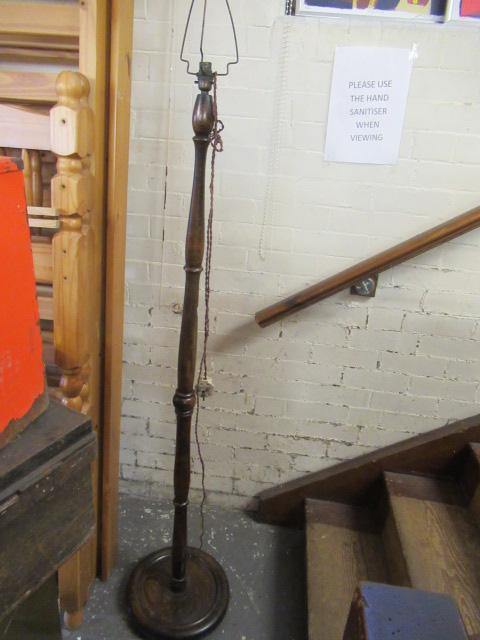 WOODEN STANDARD LAMP Image