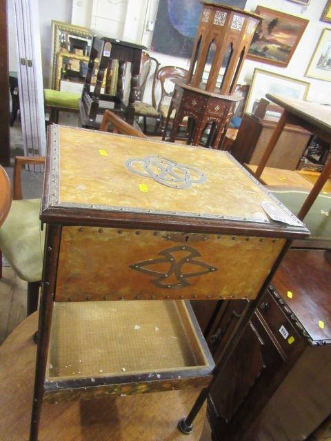 SEWING TABLE AND CONTENTS Image