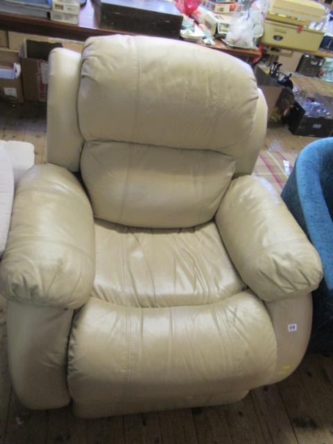 CREAM LEATHER CHAIR Image