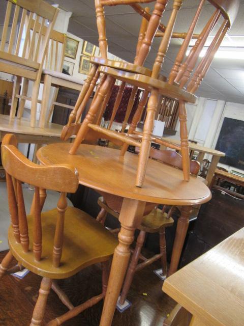 CIRCULAR DINING TABLE AND FOUR CHAIRS Image