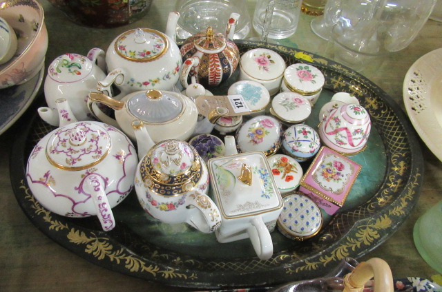 TRAY OF MINIATURE TEAPOTS AND TRINKET BOXES Image