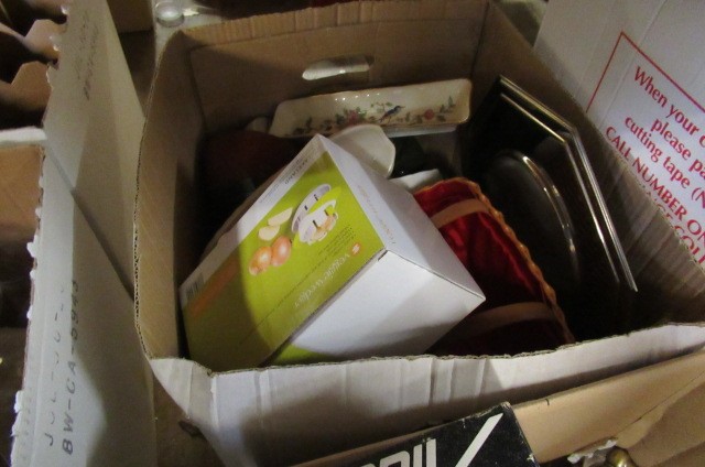TWO BOXES OF KITCHEN WARE AND MISCELLANEOUS ITEMS Image