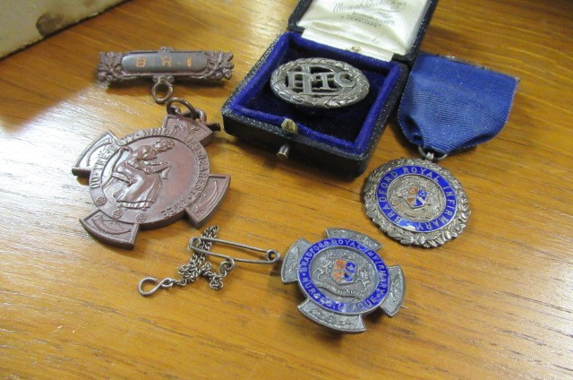 CASED MEDALLION AND OTHER SILVER BADGES ETC Image