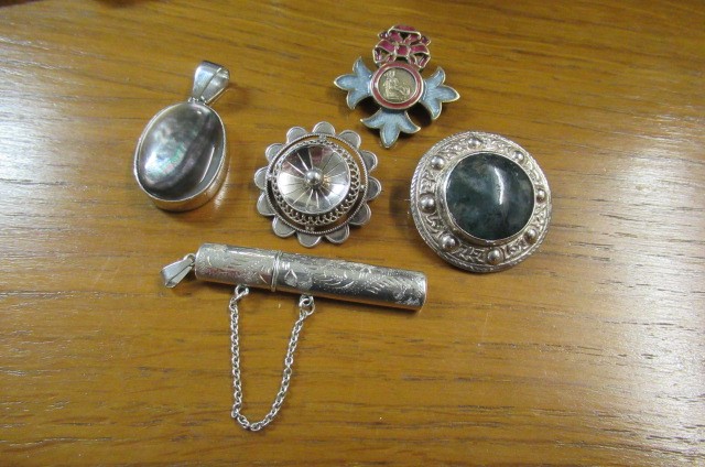QUANTITY OF WHITE METAL JEWELLERY Image