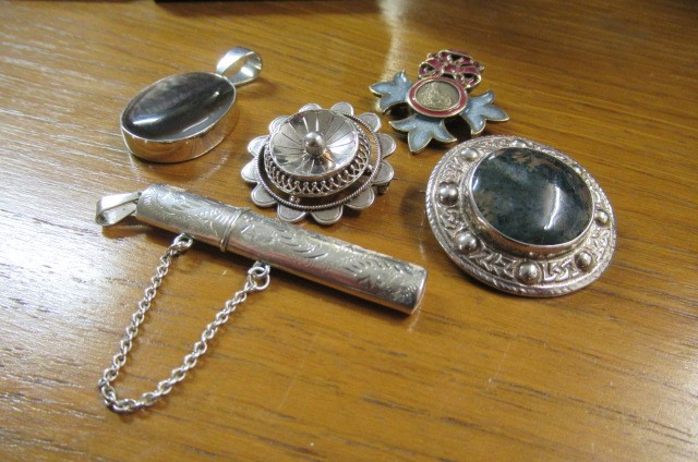 QUANTITY OF WHITE METAL JEWELLERY Image